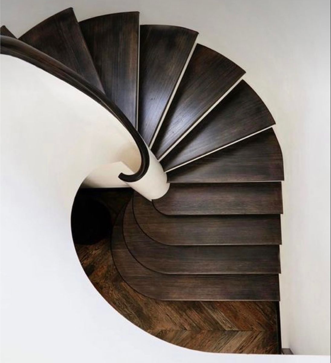 Escada em espiral com degraus de madeira escura